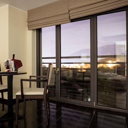 Manhattan Village Hotel Сулмона Екстериор снимка