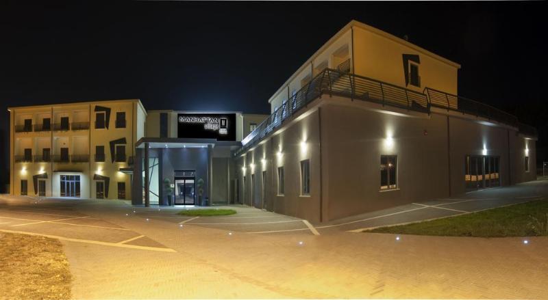 Manhattan Village Hotel Сулмона Екстериор снимка