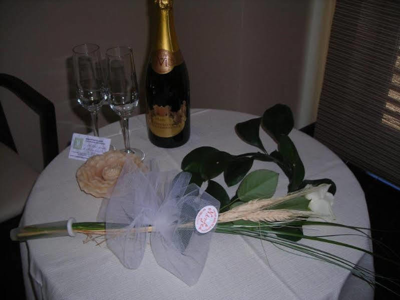 Manhattan Village Hotel Сулмона Екстериор снимка