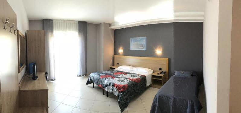 Manhattan Village Hotel Сулмона Екстериор снимка