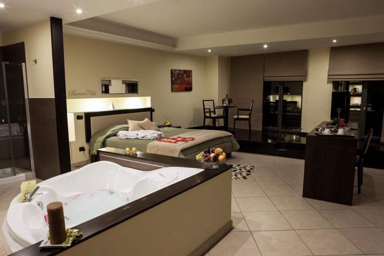 Manhattan Village Hotel Сулмона Екстериор снимка