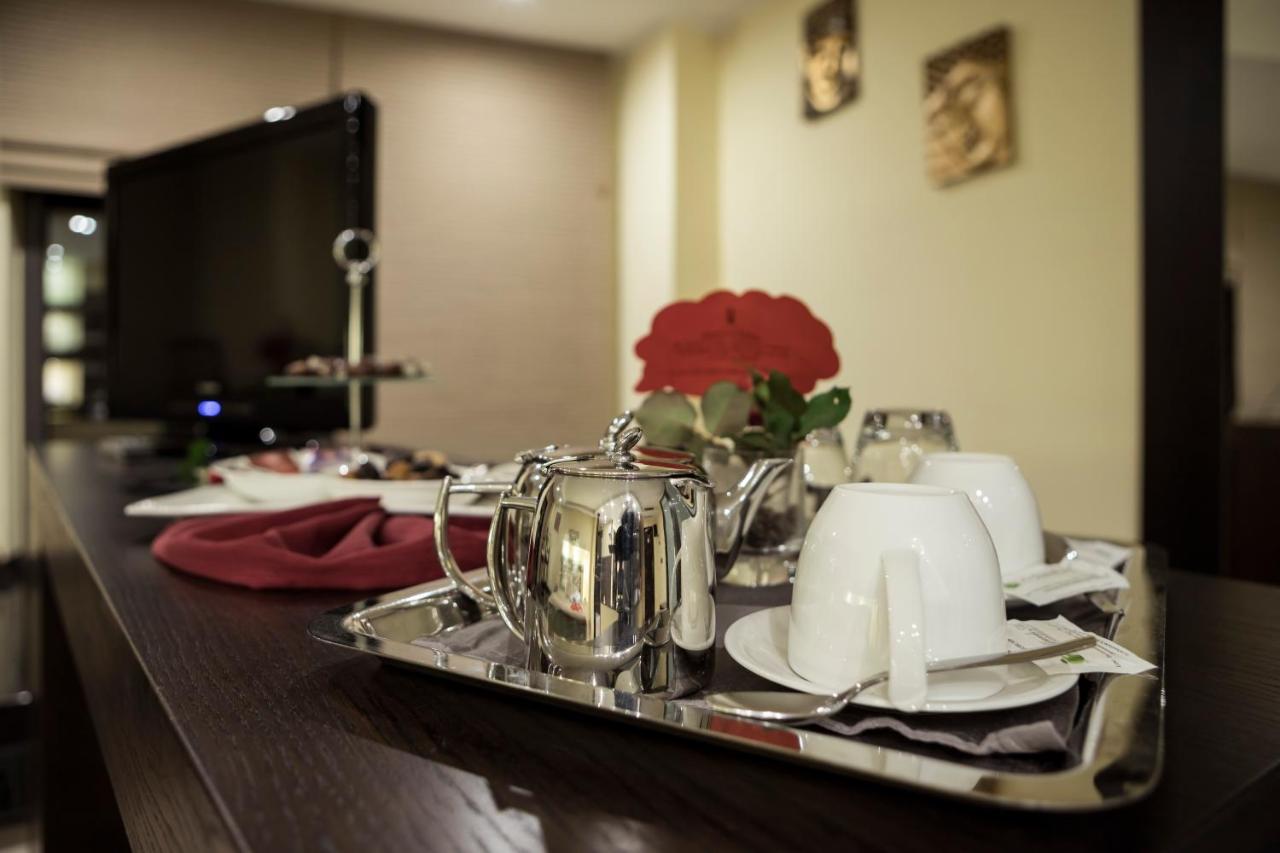 Manhattan Village Hotel Сулмона Екстериор снимка