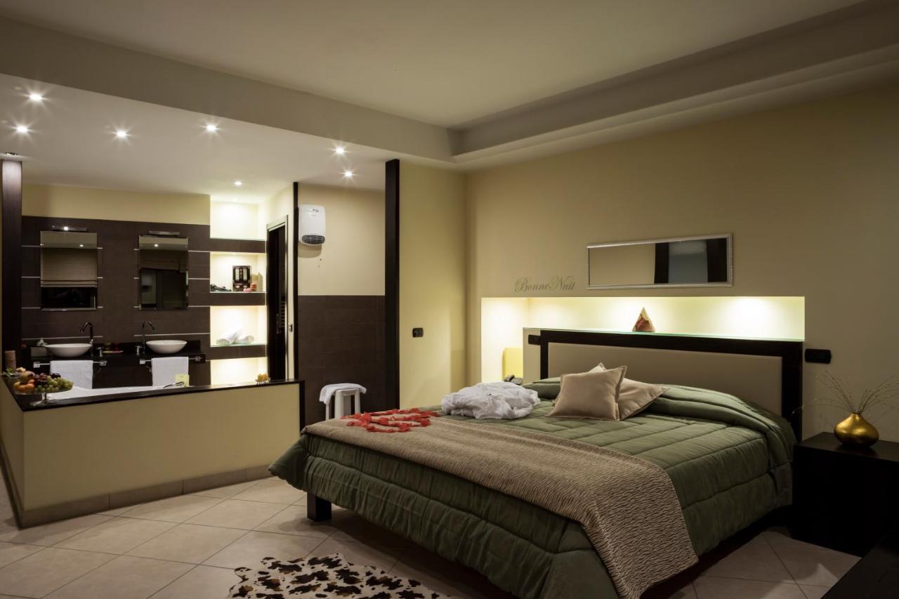Manhattan Village Hotel Сулмона Екстериор снимка