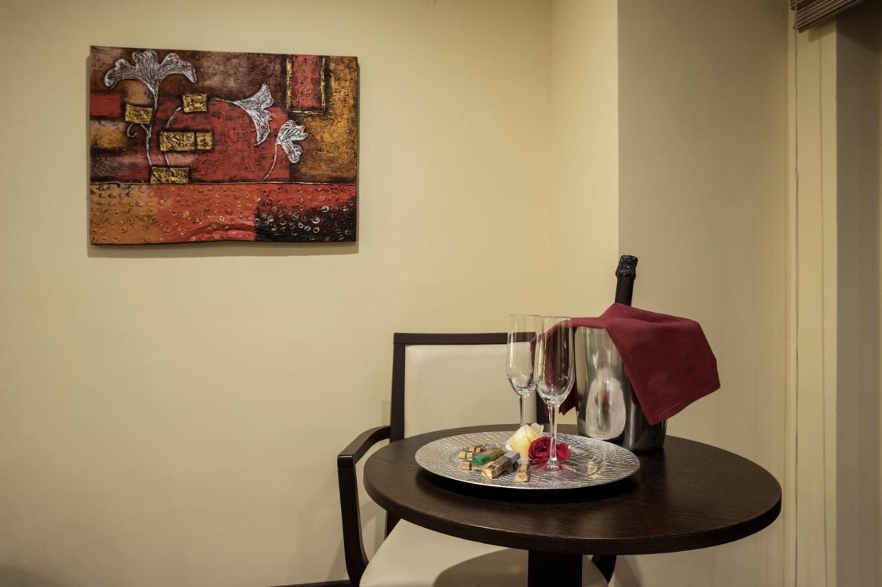 Manhattan Village Hotel Сулмона Екстериор снимка