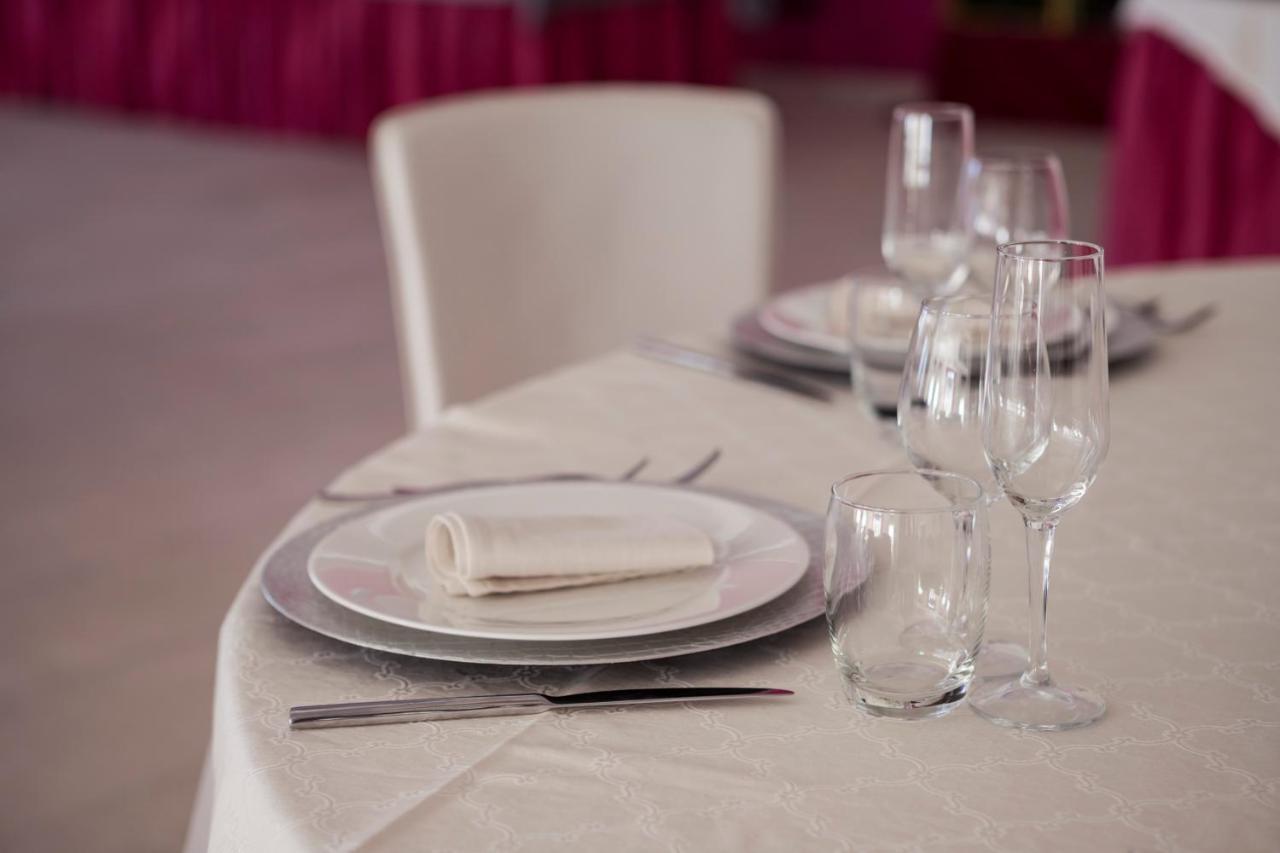 Manhattan Village Hotel Сулмона Екстериор снимка
