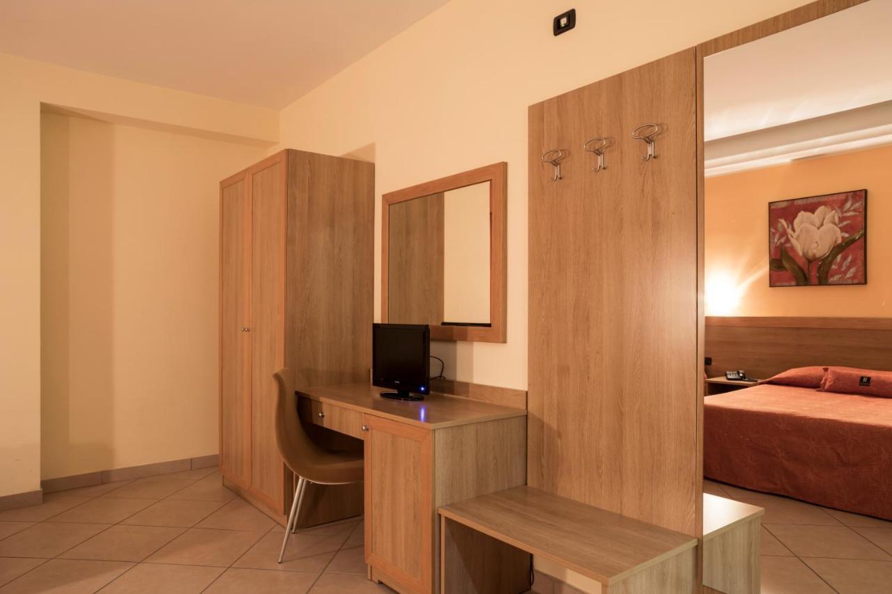 Manhattan Village Hotel Сулмона Екстериор снимка