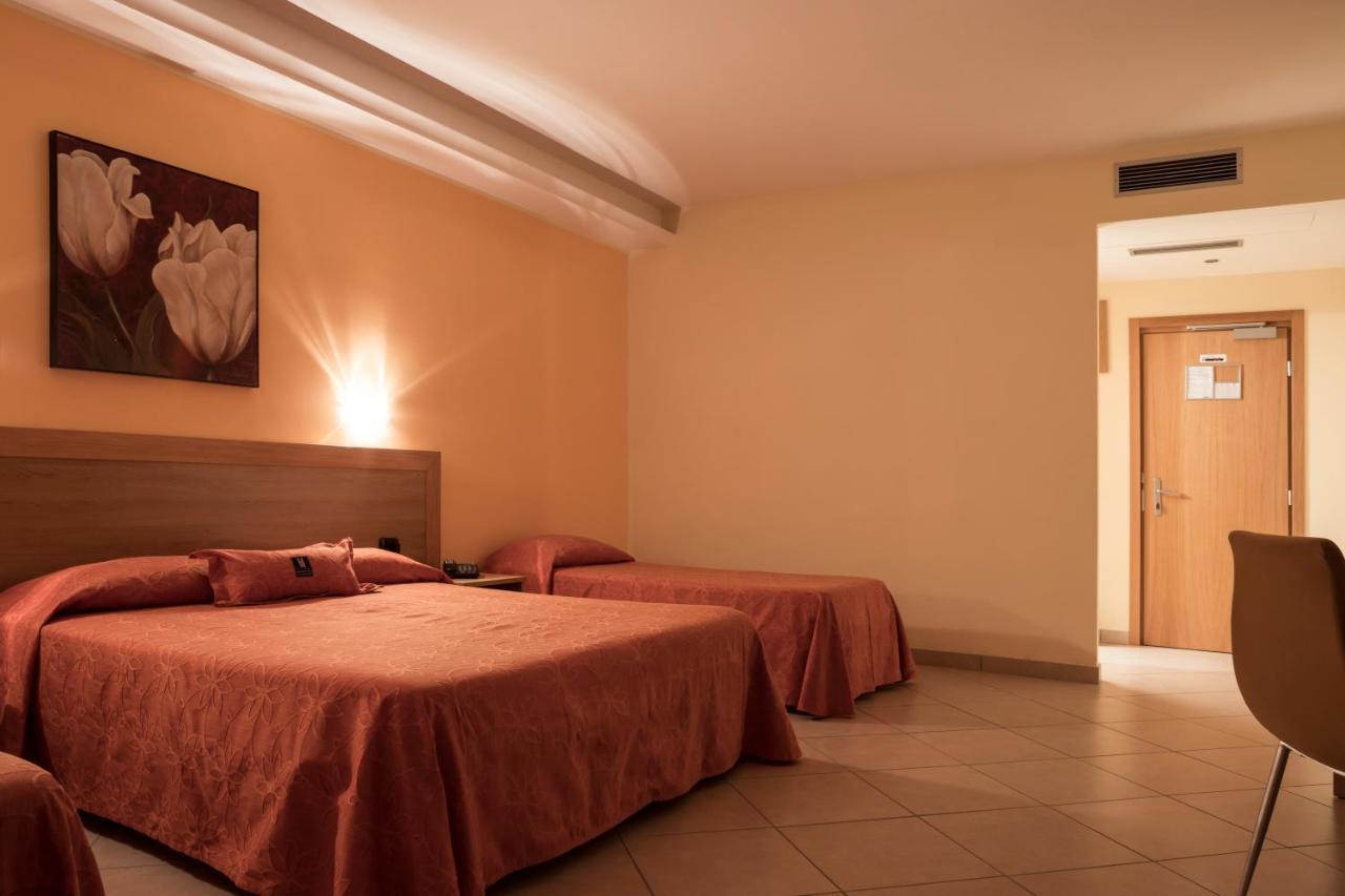 Manhattan Village Hotel Сулмона Екстериор снимка