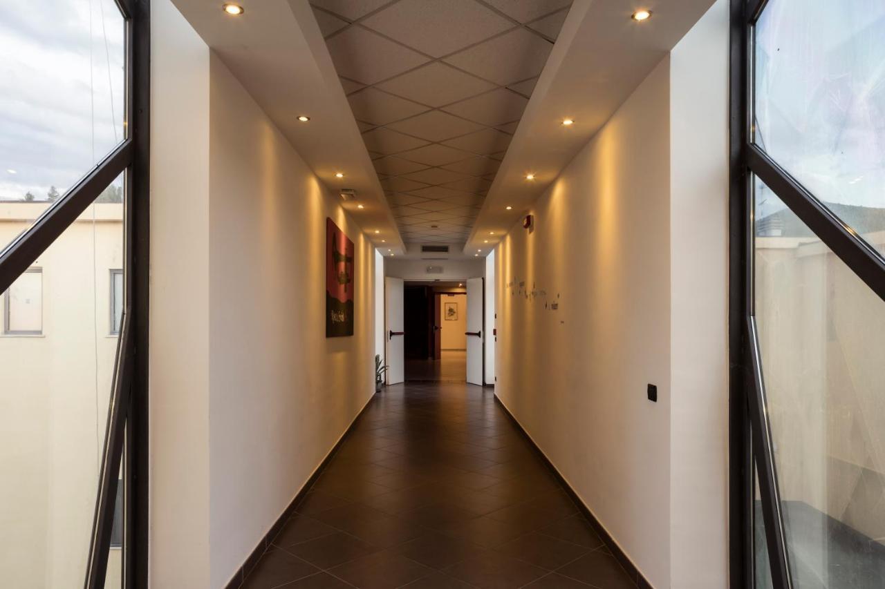 Manhattan Village Hotel Сулмона Екстериор снимка
