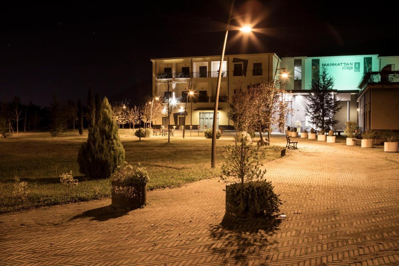 Manhattan Village Hotel Сулмона Екстериор снимка