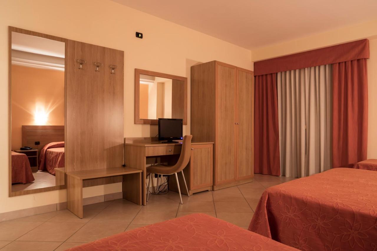 Manhattan Village Hotel Сулмона Екстериор снимка