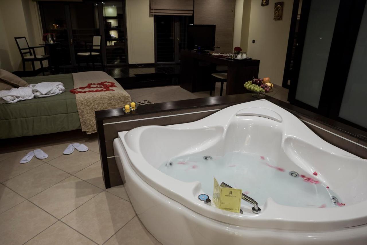 Manhattan Village Hotel Сулмона Екстериор снимка