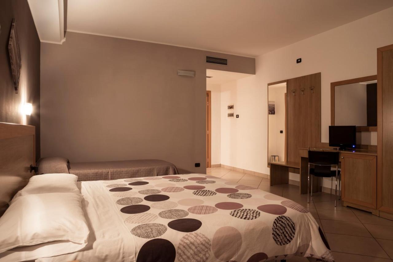 Manhattan Village Hotel Сулмона Екстериор снимка
