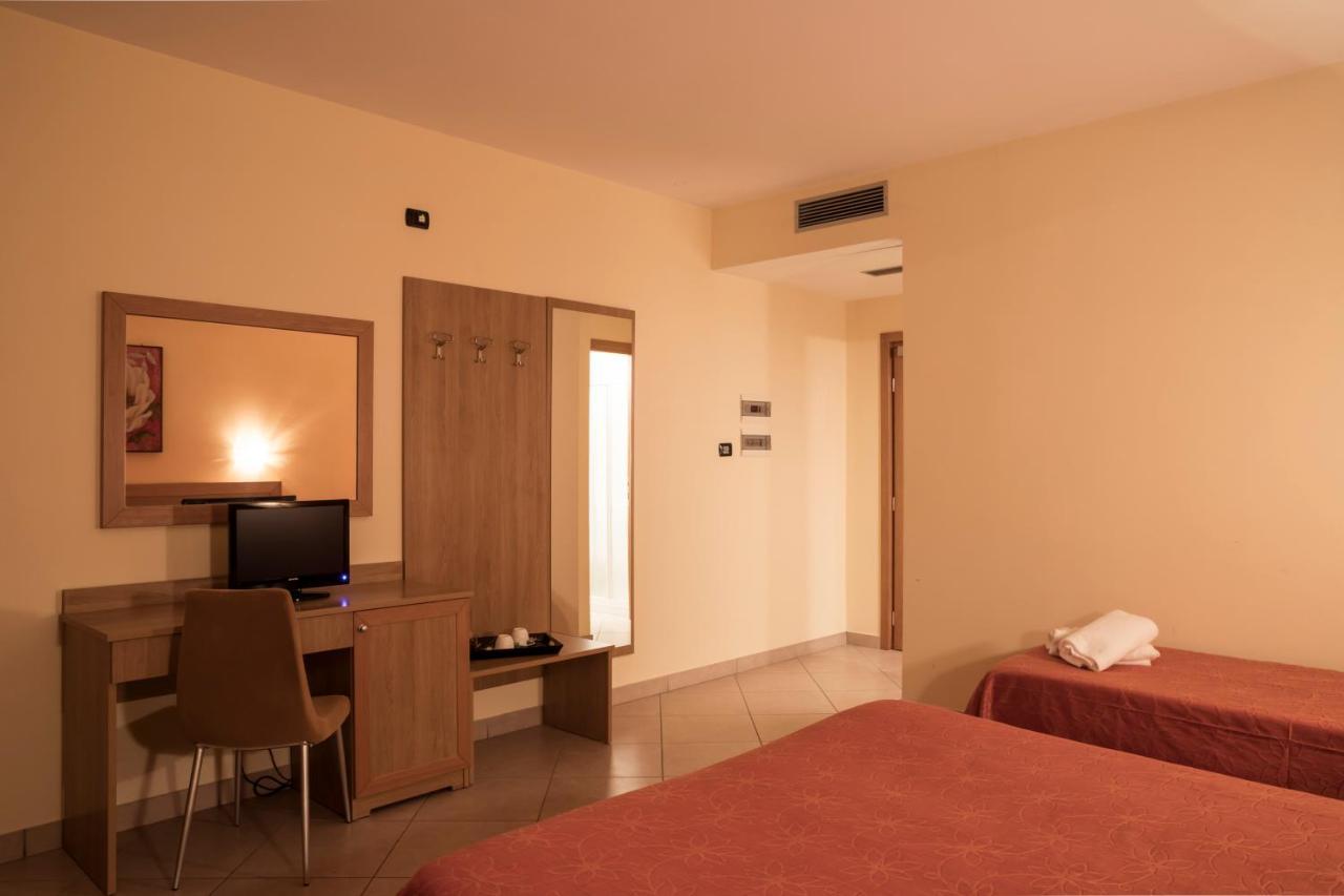 Manhattan Village Hotel Сулмона Екстериор снимка