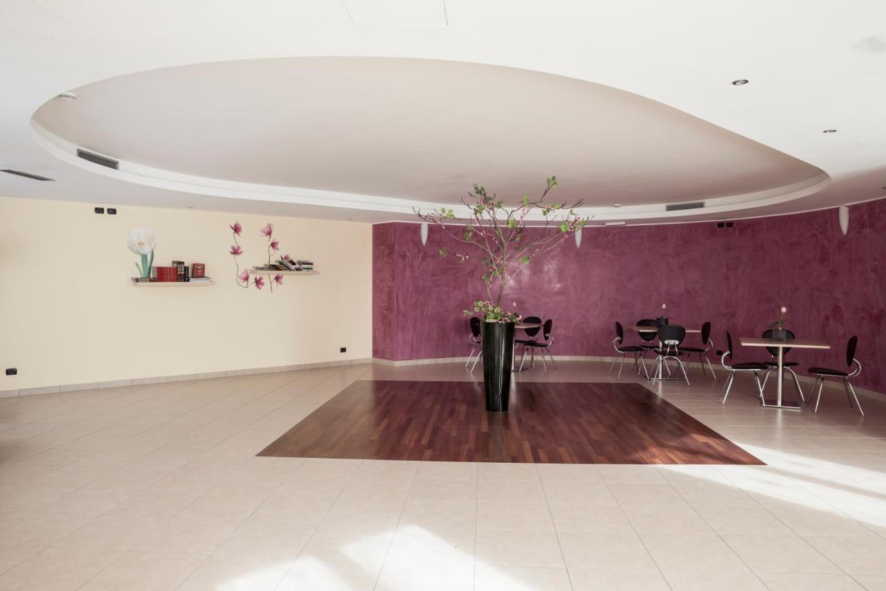 Manhattan Village Hotel Сулмона Екстериор снимка