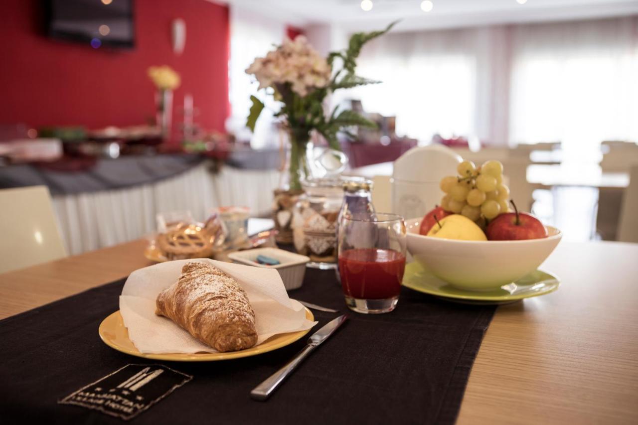Manhattan Village Hotel Сулмона Екстериор снимка