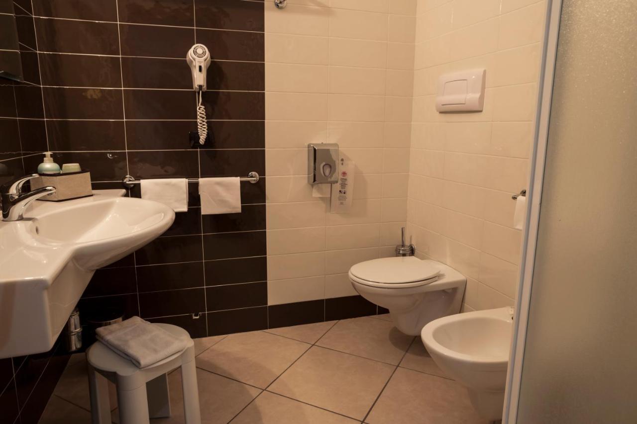 Manhattan Village Hotel Сулмона Екстериор снимка