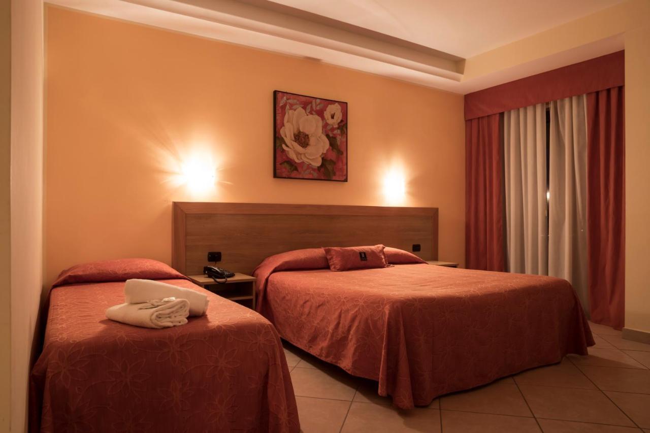 Manhattan Village Hotel Сулмона Екстериор снимка