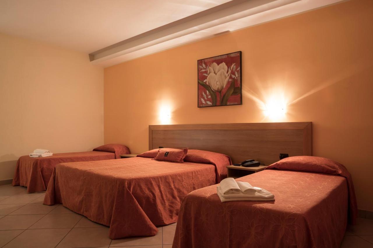 Manhattan Village Hotel Сулмона Екстериор снимка