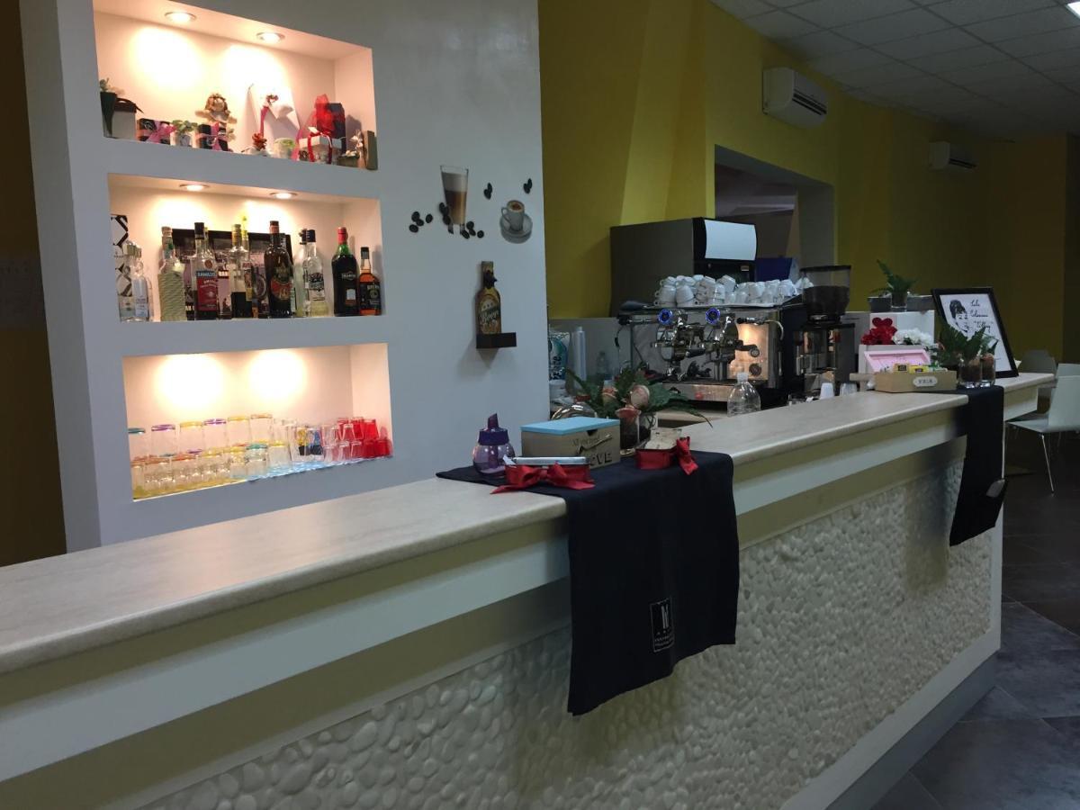 Manhattan Village Hotel Сулмона Екстериор снимка