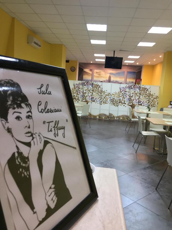 Manhattan Village Hotel Сулмона Екстериор снимка