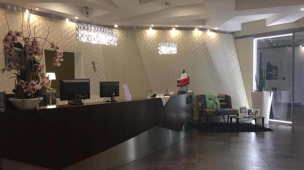 Manhattan Village Hotel Сулмона Екстериор снимка