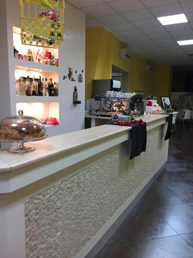 Manhattan Village Hotel Сулмона Екстериор снимка