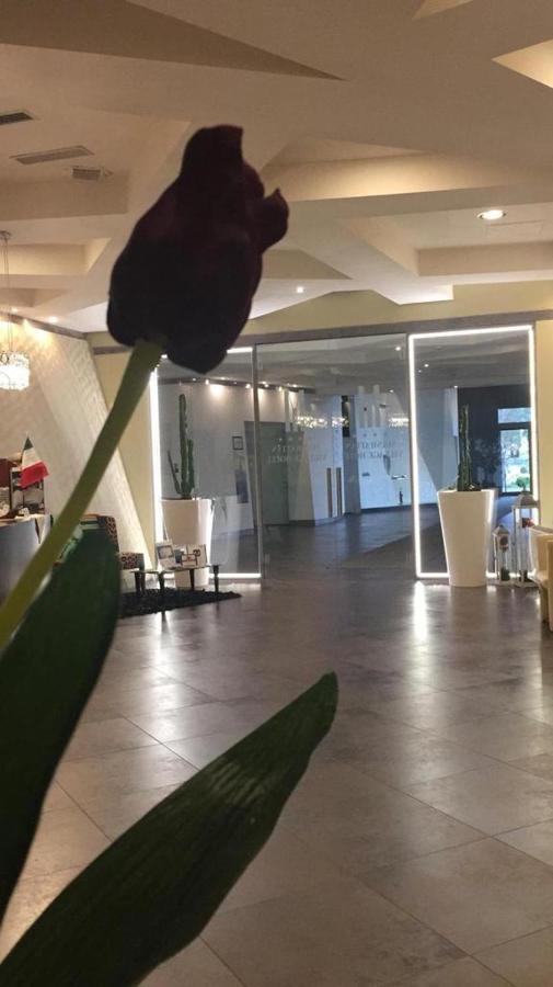 Manhattan Village Hotel Сулмона Екстериор снимка